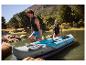 Couple utilisant un kayak gonflable Crivit.