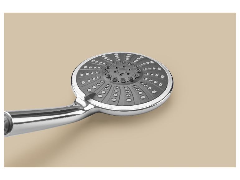 Pommeau de douche chromé avec plaque de pulvérisation grise et plusieurs réglages.
