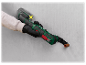 Une main gantée utilise un outil multi-usages Parkside pour couper un tube en cuivre.