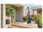 Un homme nettoie une terrasse avec un nettoyeur haute pression Kärcher.