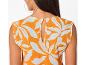 Dos d'une femme portant un haut orange à motifs floraux blancs avec une découpe.