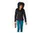 Femme souriante en veste noire et leggings bleus, tenant une bouteille d'eau.