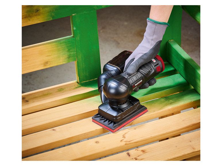 Une main utilisant une ponceuse Parkside pour poncer un banc en bois.