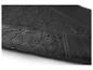 Gros plan sur un tapis de sol en caoutchouc noir avec un motif géométrique.