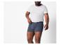 Un homme portant un t-shirt blanc et un boxer bleu marine.