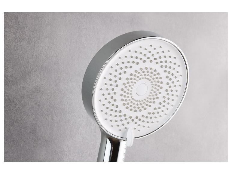 Une pomme de douche chromée avec un arrosoir rond.
