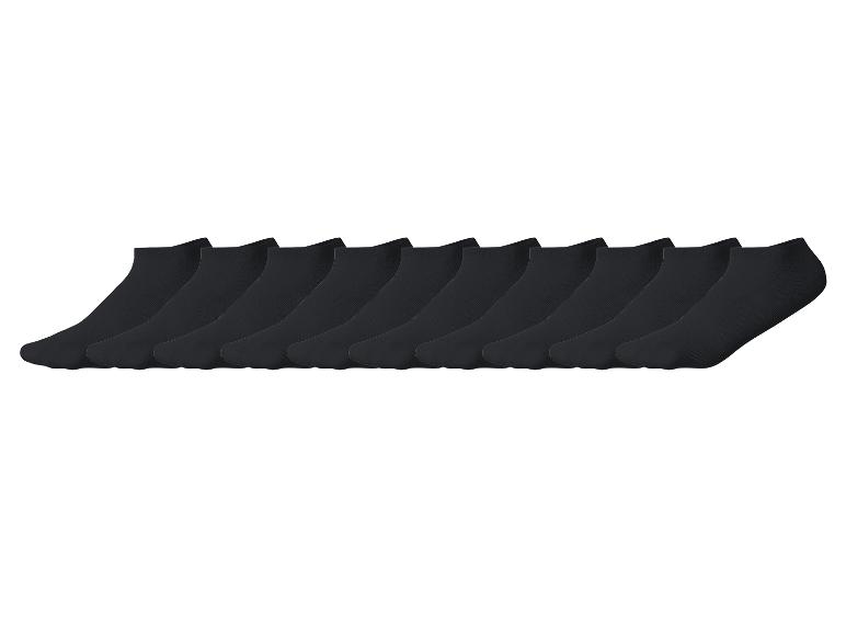 Douze paires de chaussettes courtes noires alignées.