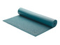 Un tapis de yoga bleu de Decathlon, roulé.