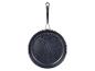 Poêle Staub, design élégant, surface foncée.