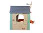 Une maison de jeu en plastique avec un moulin à vent, une fenêtre et un seau.