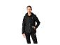 Femme en veste de sport noire et leggings noirs.