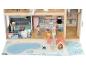 Maison de poupée en bois avec cuisine, salle de bain, piscine et jardin.
