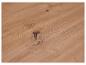 Gros plan d'une surface en bois avec grain et nœuds visibles