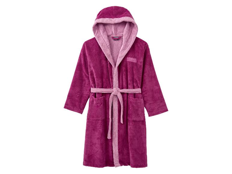 Peignoir fuchsia à capuche avec doublure rose plus claire et ceinture.