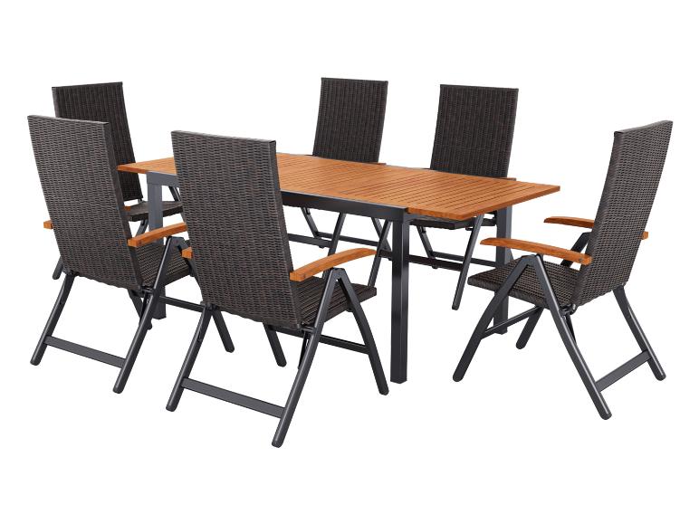 Ensemble de mobilier de jardin en rotin et bois avec table et six chaises pliantes.