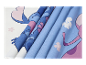 Tissus de lit avec Stitch et fleurs : motifs bleus et roses.