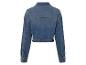 Une veste en jean bleue à manches longues.