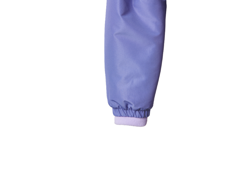 Gros plan d'une manche de veste violette avec un poignet élastique et une doublure en polaire lilas.
