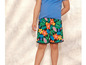 Un enfant porte un t-shirt bleu et un short à imprimé floral tropical.