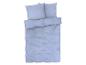 Une housse de couette bleu clair avec deux taies d'oreiller.