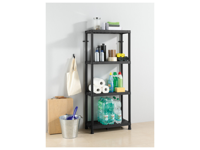 Une étagère en métal noire avec des bouteilles, des produits de nettoyage et d'autres articles ménagers.