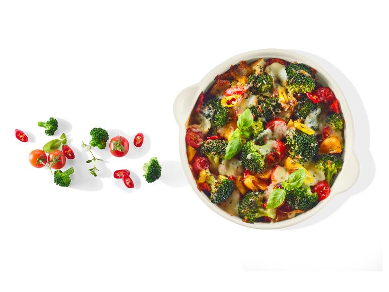 Brocoli, poivrons, tomates cerises et mozzarella dans un plat à gratin.