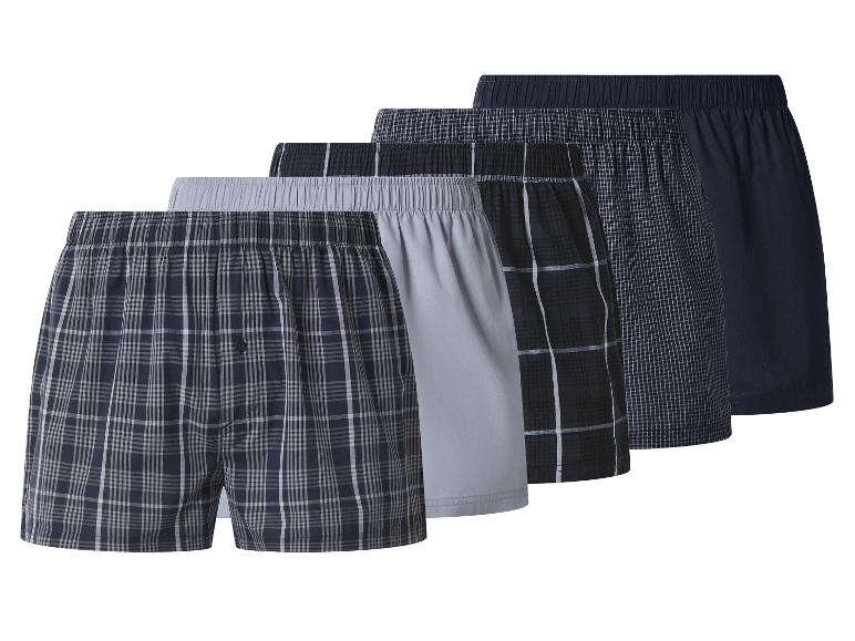Cinq boxers pour hommes aux motifs variés : écossais, à carreaux et unis.