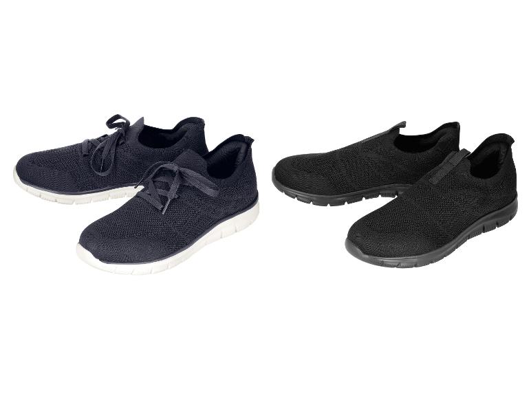 Deux paires de chaussures de sport: bleu marine à lacets et noires à enfiler.