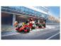 Ensemble LEGO Ferrari Formule 1 avec voiture de course et équipe de stand.