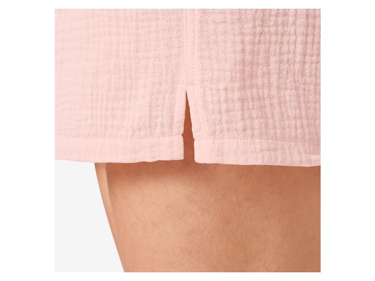 Détail d'un vêtement rose en tissu gauffré.