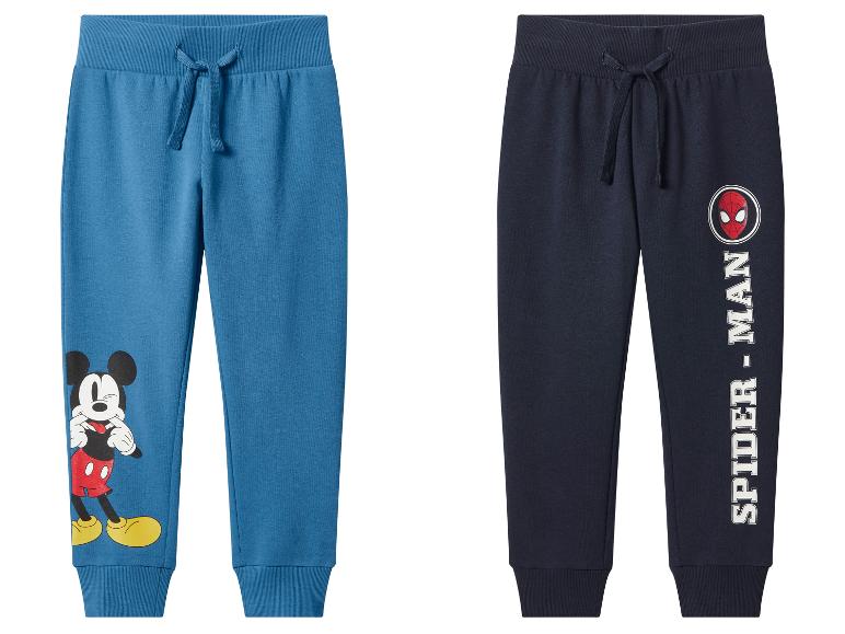 Deux pantalons de survêtement pour enfants : bleu avec Mickey Mouse et bleu marine avec Spider-Man.