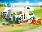 Coffret de jeu pour enfants avec camping-car, figurines et accessoires dans un camping au bord de la mer.