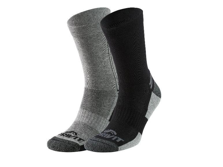 Deux chaussettes de sport, une grise et une noire, avec des détails contrastés.