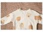 Un t-shirt blanc pour bébé avec des motifs d'ours bruns et blancs.