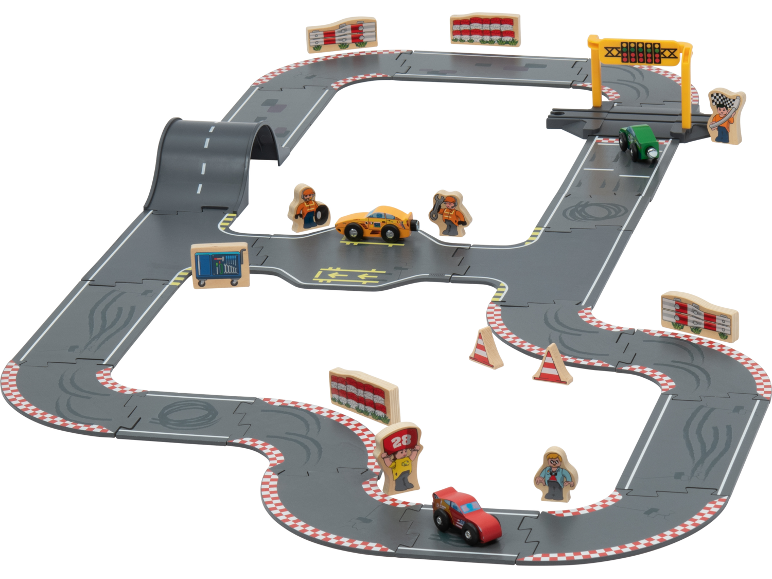 Circuit de course en bois avec voitures, figurines et accessoires comme ligne d'arrivée et stand.