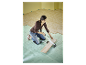 Une femme coupe un plancher en bois avec un outil Easy Cut.
