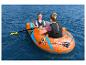 Une mère et sa fille pagaient en bateau pneumatique orange Condor Elite 2000.