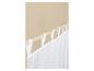 Rideaux blancs transparents à nouettes sur une tringle en bois.
