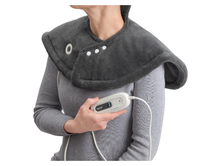 Une femme porte une douce ceinture chauffante pour les épaules et le cou Sensiplast.