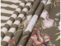 Tissu à rayures et à motifs floraux dans des tons kaki et beige.