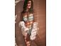 Une femme porte un soutien-gorge bleu clair et une culotte assortie.