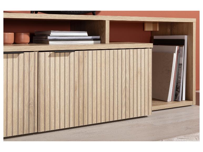 Meuble TV en bois clair avec des rainures verticales sur les portes.