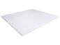 Protège-matelas ou surmatelas blanc posé sur un fond blanc.