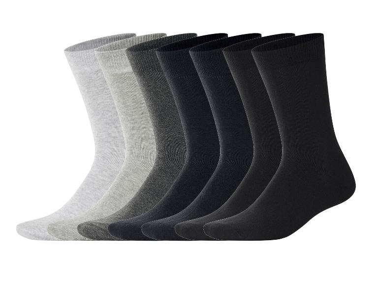 Sept paires de chaussettes pour hommes dans des tons de gris et de noir, alignées.