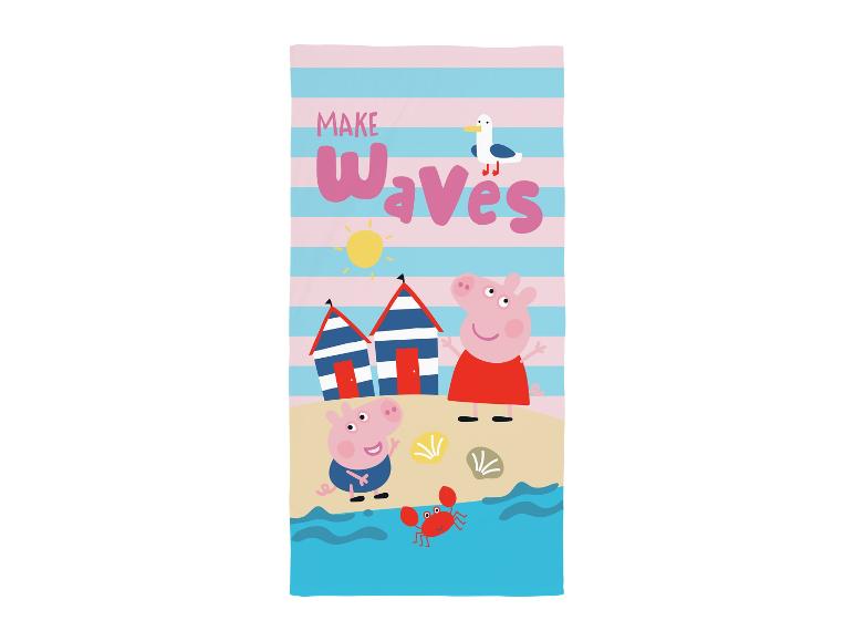 Serviette de plage pour enfants avec Peppa Pig jouant sur la plage et le texte « MAKE Waves ».