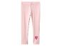 Legging rose pour enfant avec un cœur rose sur la cheville.