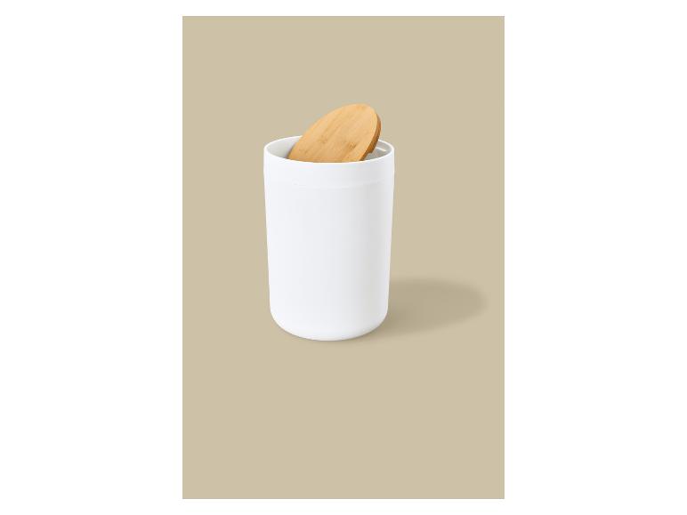 Récipient cylindrique blanc avec couvercle en bois sur fond beige