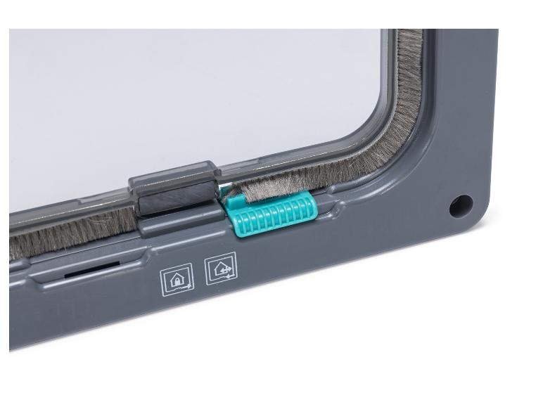 Gros plan d'une chatière grise avec porte transparente, brosses grises et mécanisme de verrouillage turquoise.