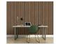Espace de travail avec bureau, chaise, ordinateur portable et lampe devant un mur à lattes de bois.