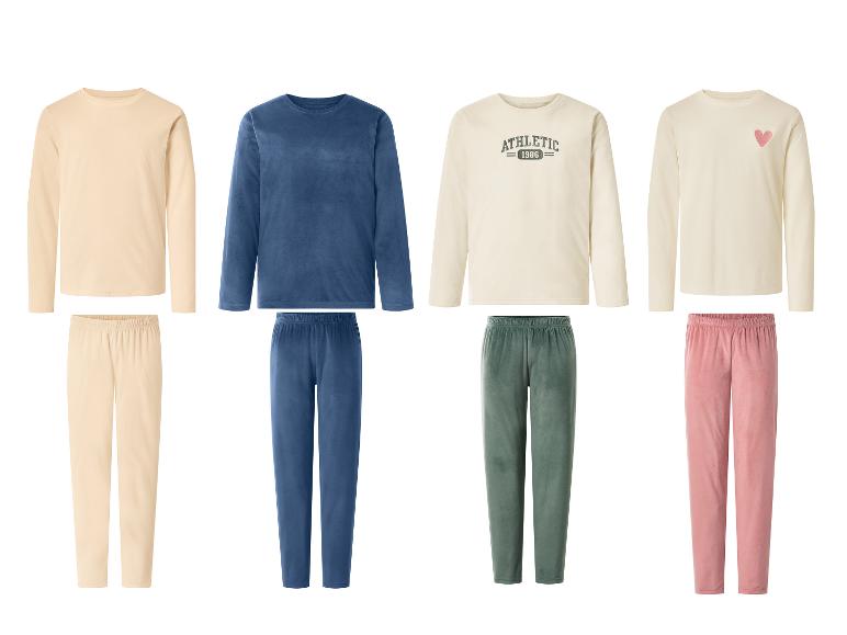 Quatre ensembles de hauts à manches longues et pantalons, avec texte Athletic et motif cœur.